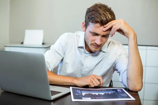 Uomo d'affari frustrato seduto in ufficio — Foto Stock