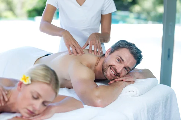 Man ontvangt rugmassage — Stockfoto