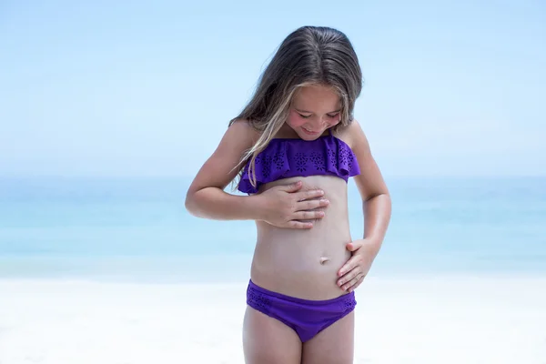 Chica en bikini aplicando loción — Foto de Stock