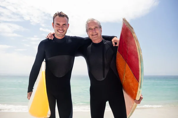 Father and son in wetsuit embracing — Stock Photo, Image