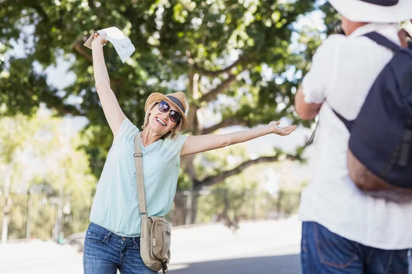 Vrouw poseren met uitgestrekte armen — Stockfoto