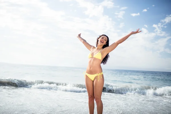 Zorgeloos vrouw in bikini op strand — Stockfoto