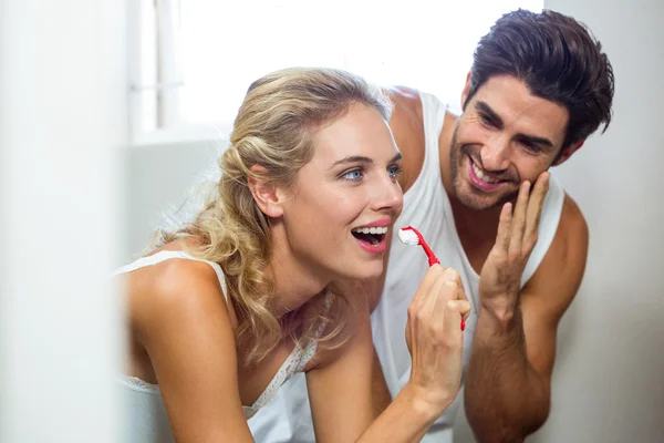 男の歯を磨く女性を見て — ストック写真