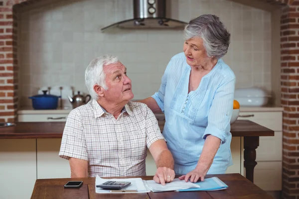 Pareja discutiendo con proyectos de ley — Foto de Stock