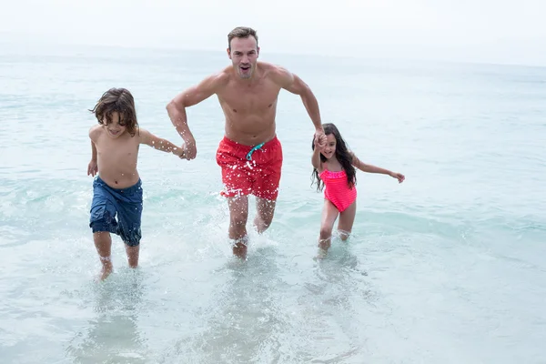 Padre corriendo con niños — Foto de Stock