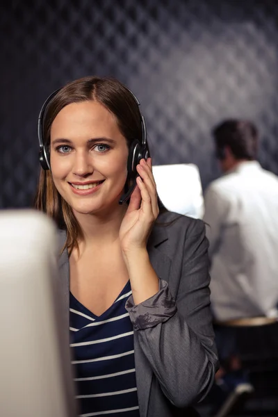 Femme d'affaires créative utilisant un casque — Photo