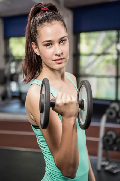 Frau hebt Hantel — Stockfoto