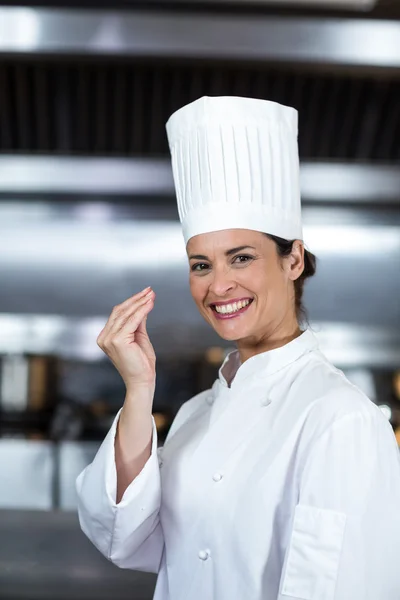 Koch gestikuliert in der Großküche — Stockfoto