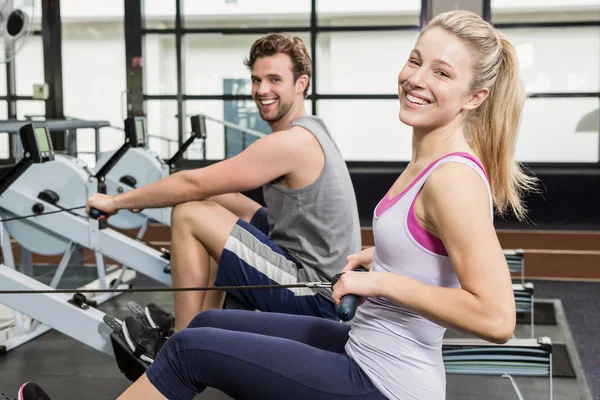 Man en vrouw op de roei-machine — Stockfoto