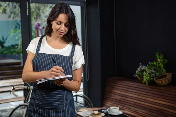 Bastante barista órdenes de escritura — Foto de Stock