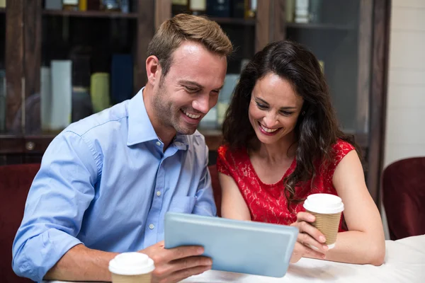 Casal usando tablet no restaurante — Fotografia de Stock