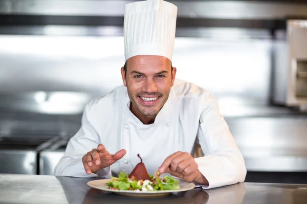 Chef feliz guarnição de alimentos — Fotografia de Stock