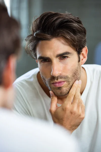 Hombre revisando rastrojos en el baño — Foto de Stock