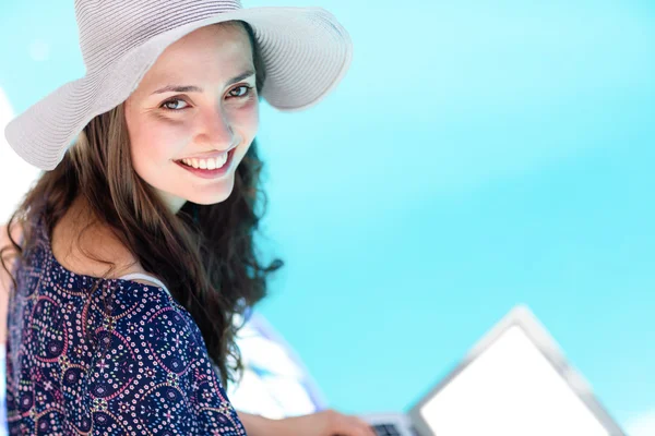 Vrouw met behulp van haar laptop — Stockfoto