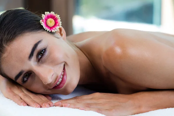 Mulher relaxante na mesa de massagem — Fotografia de Stock