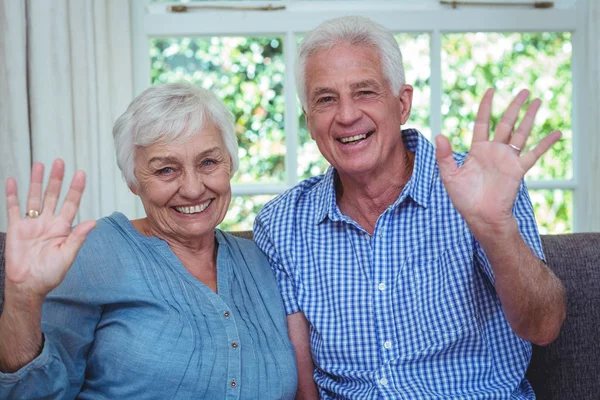 Couple retraité agitant les mains — Photo