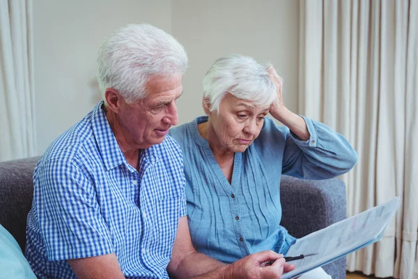 Pensionerat par beräkning av räkningar — Stockfoto