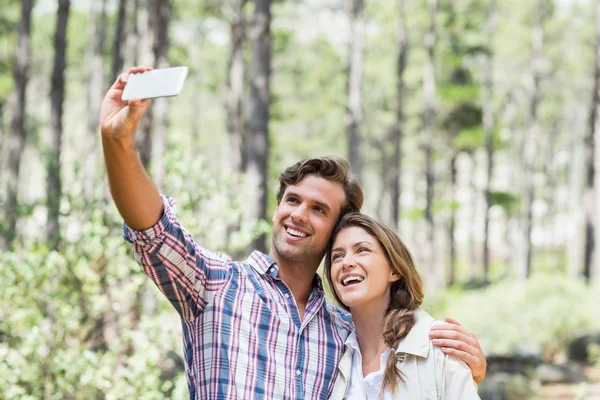 Leende par att klicka selfie — Stockfoto