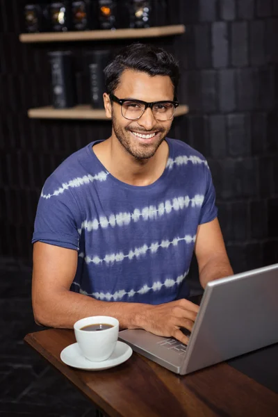 Hombre usando un portátil — Foto de Stock