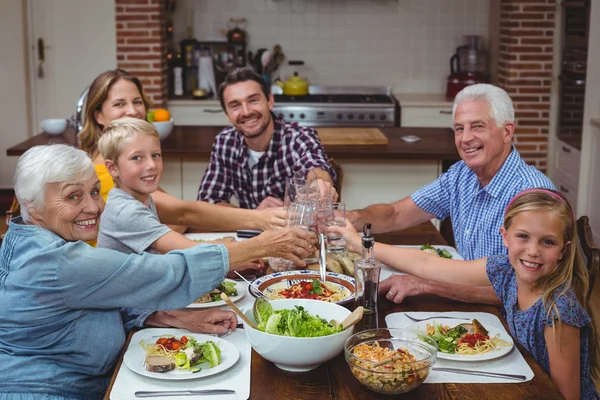 Içki toasting aile — Stok fotoğraf