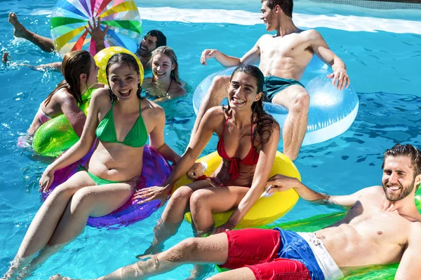 Grupo de amigos divertirse en la piscina —  Fotos de Stock