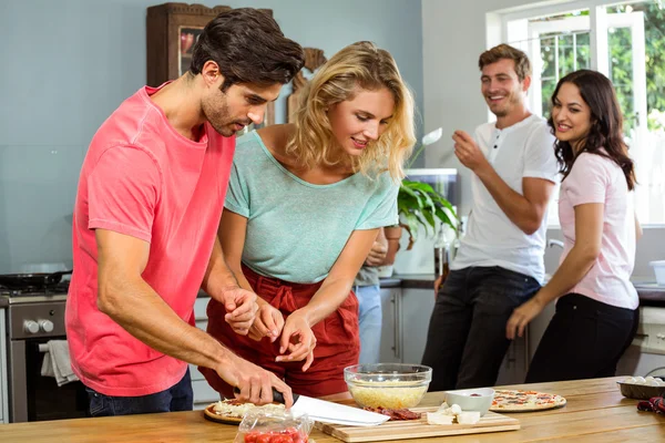 Paar bereitet Pizza zu — Stockfoto