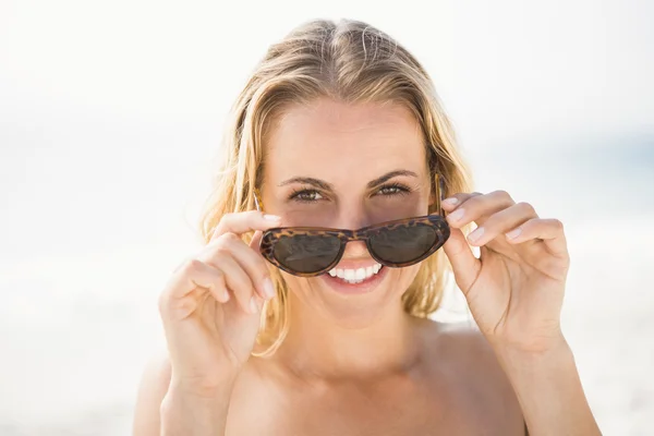 Blond kvinna poserar på stranden — Stockfoto