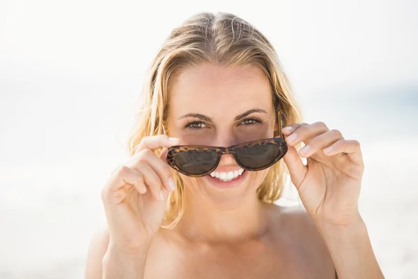 Mujer rubia posando en la playa — Foto de Stock