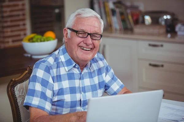 使用笔记本电脑的退休的男子 — 图库照片