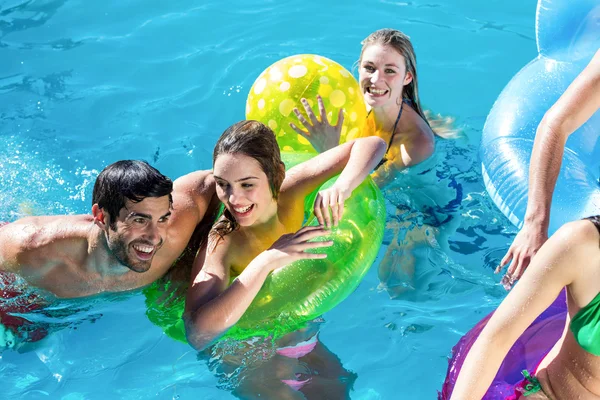 Vänner att ha roligt i poolen — Stockfoto
