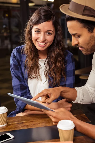 Couple using a tablet — Stock Photo, Image