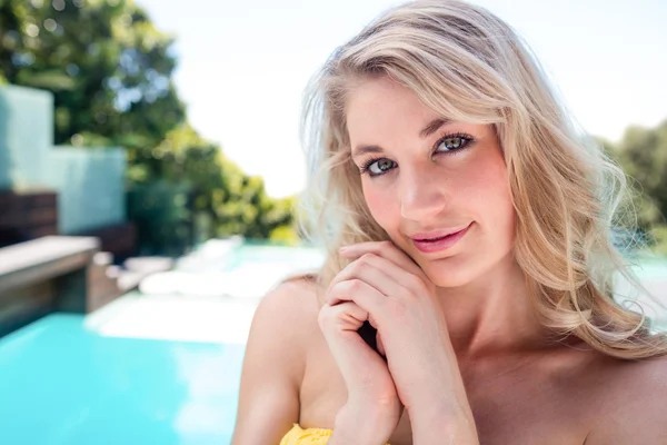 Femme blonde souriante — Photo