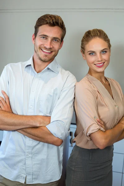 Man och kvinna som står på kontor — Stockfoto