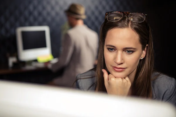 Mulher de negócios criativa usando computador — Fotografia de Stock