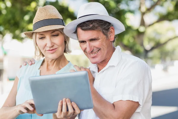 Szczęśliwa para przy użyciu komputer cyfrowy — Zdjęcie stockowe