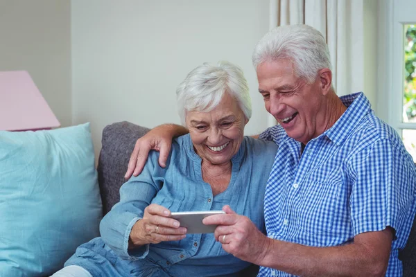 Feliz casal sênior usando telefone — Fotografia de Stock