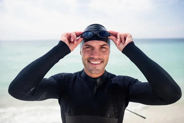 Homem de fato de mergulho e óculos de natação — Fotografia de Stock