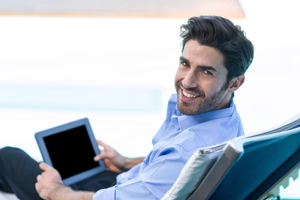 Hombre usando tableta digital cerca de la piscina — Foto de Stock