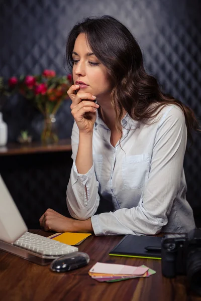 Zakenvrouw werkt op de computer — Stockfoto