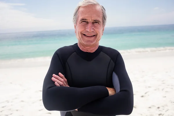 Homme âgé debout avec les bras croisés — Photo