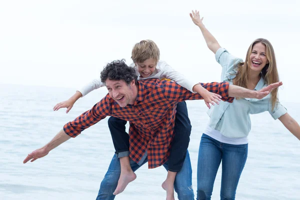 Χαρούμενη οικογένεια στο κύμα της θάλασσας — Φωτογραφία Αρχείου