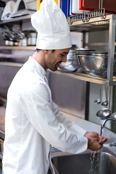 Knappe chef-kok zijn handen wassen — Stockfoto