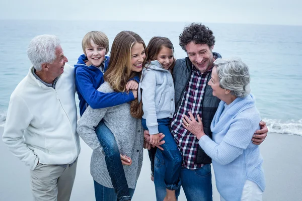 Kıyıda zevk aile — Stok fotoğraf