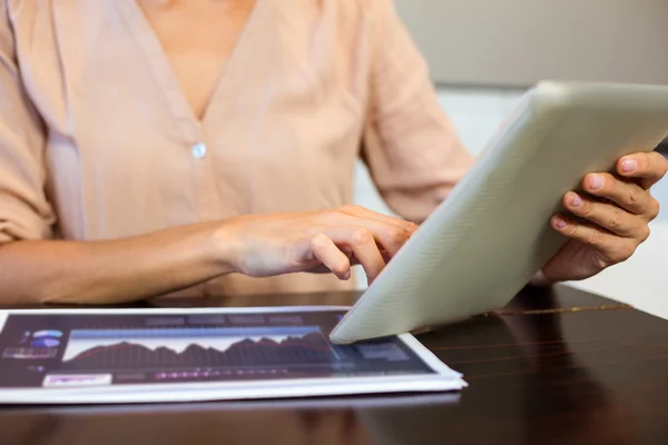 Pengusaha wanita menggunakan tablet digital — Stok Foto