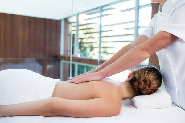 Frau erhält Rückenmassage — Stockfoto