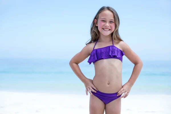 Menina feliz usando biquíni de pé — Fotografia de Stock