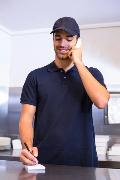 Pizza delivery ember vesz egy rendelés — Stock Fotó