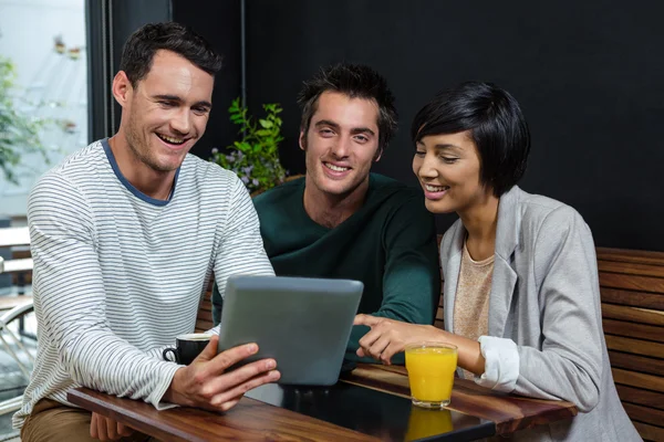 Friends using tablet together — Stock Photo, Image