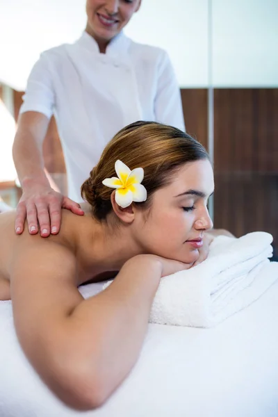 Frau erhält Rückenmassage — Stockfoto