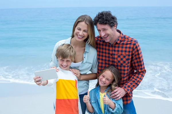 Familia tomando selfie —  Fotos de Stock